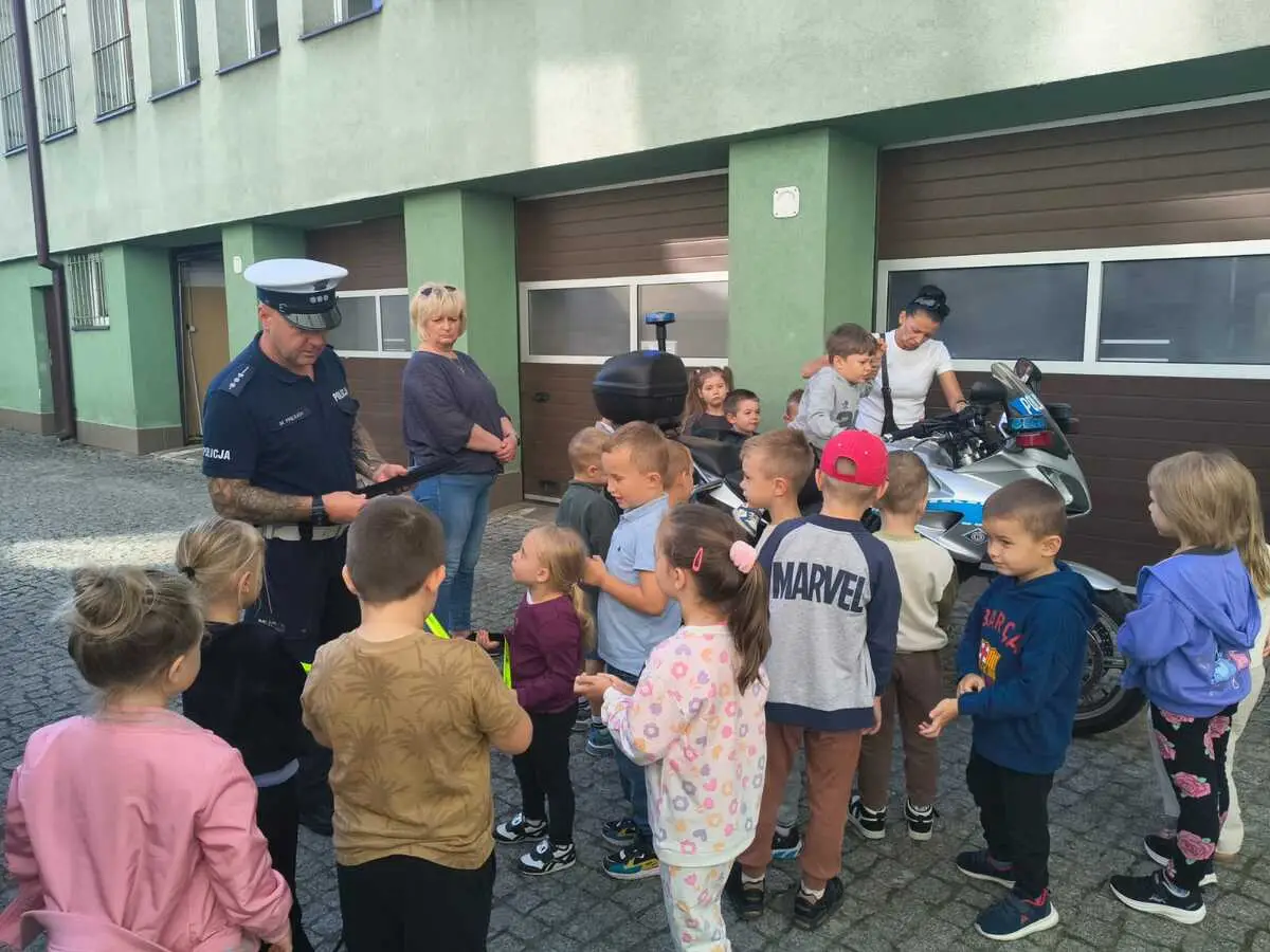 Dzieci z przedszkola odwiedziły ostrowiecką komendę policji