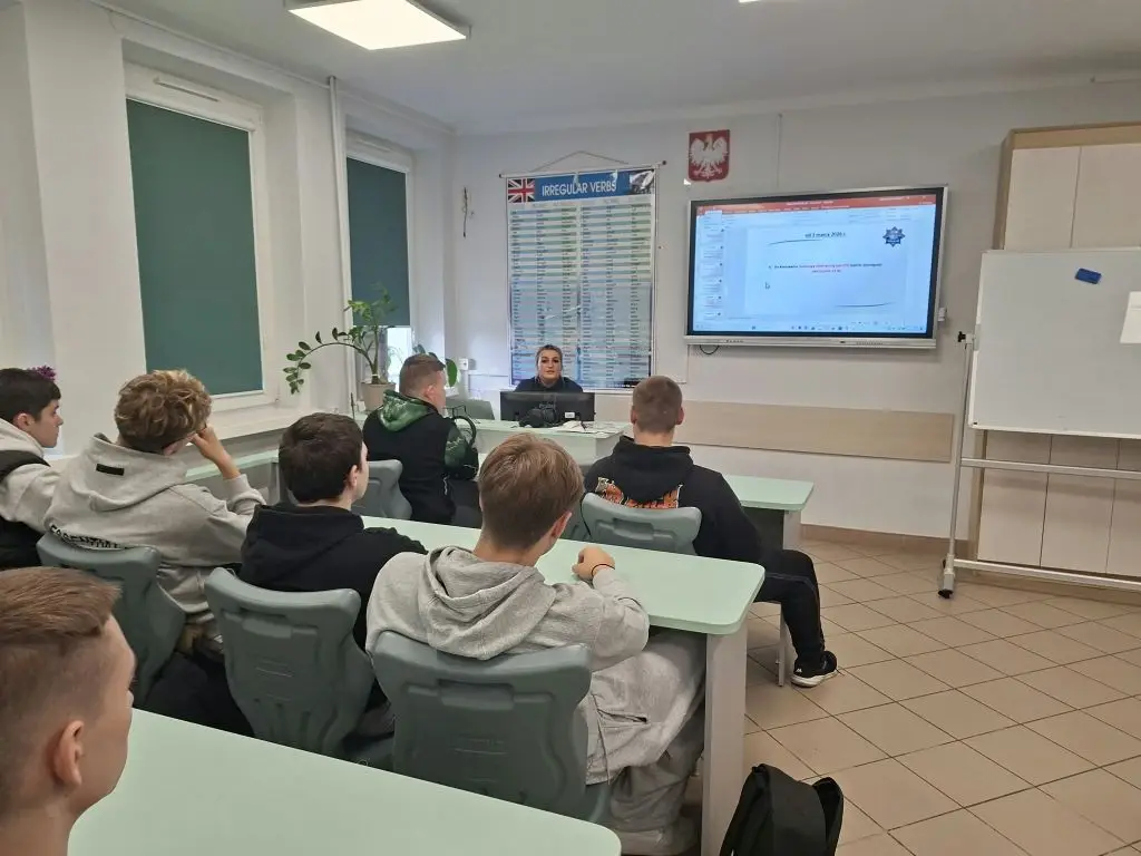Ostrowieccy policjanci edukują uczniów w ramach akcji 'Życie to nie gra. Masz je tylko jedno'