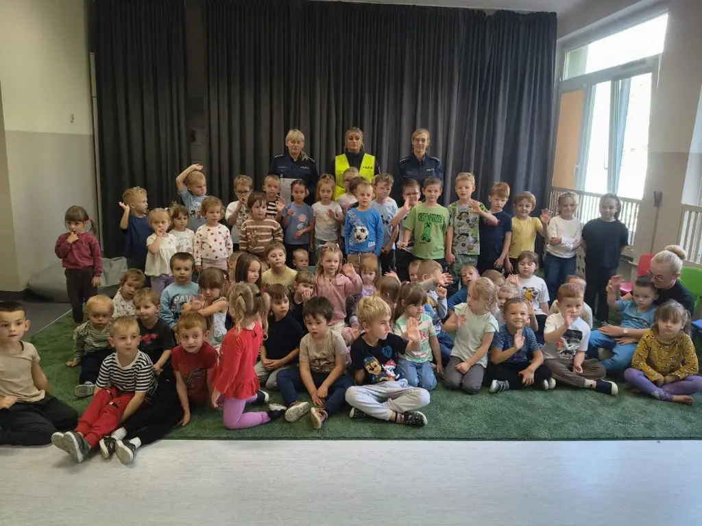 Spotkanie profilaktyczne policjantów z uczniami ostrowieckiej szkoły